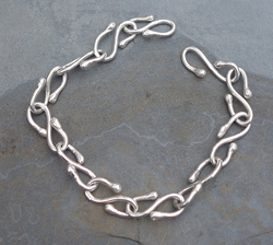 'S' link bracelet